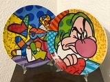 deux assiettes colorées ornées de personnages de dessins animés, posées sur une table