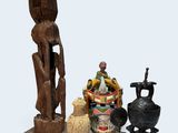 un grand nombre d'objets différents posés sur une table