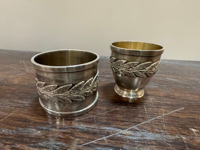 rond de serviette et coquetier en argent ciselé, à décor de … - Photo 1