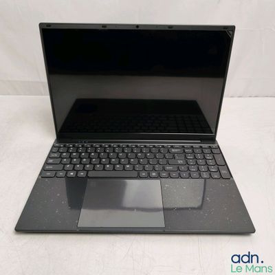 un ordinateur portable ouvert posé sur une surface blanche