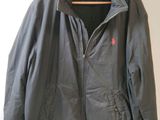une veste sur un cintre accroché au mur d'une pièce
