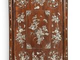 une vieille boîte en bois ornée d'un motif floral
