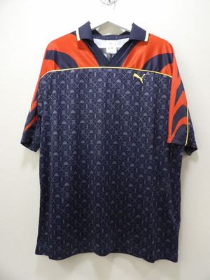 un t-shirt bleu et orange accroché au mur
