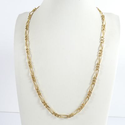 un collier à chaîne en or sur un mannequin mannequin mannequin mannequin mannequin mannequin mannequin mannequin mannequin mannequin