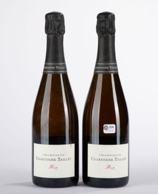 deux bouteilles de champagne posées l'une à côté de l'autre sur une table