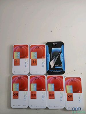un grand nombre de téléphones portables posés sur une table