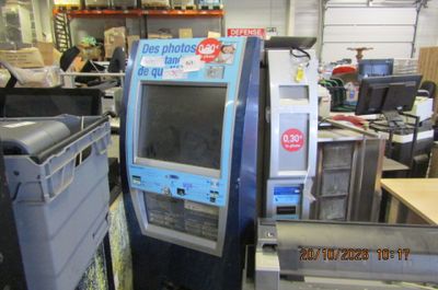 une machine placée au milieu d'une pièce