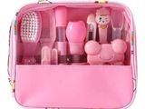 un sac rose contenant divers objets, sur fond blanc