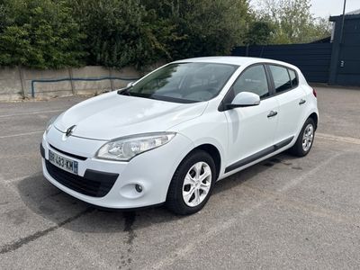 la petite voiture blanche est garée dans le parking