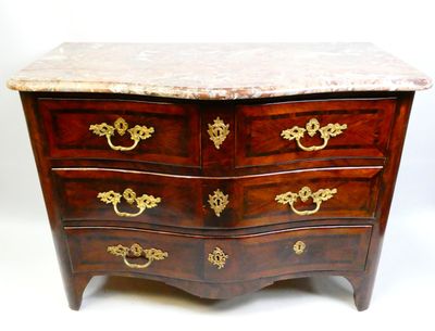 une commode à dessus de marbre sur fond blanc