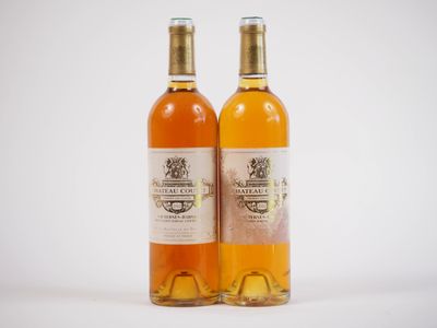 deux bouteilles de vin posées l'une à côté de l'autre sur une surface blanche