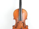 un vieux violon posé sur une surface blanche