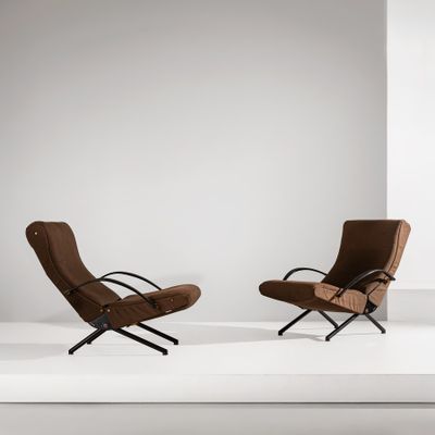 une paire de chaises marron posées sur une estrade blanche