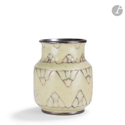 un vase posé sur une surface blanche