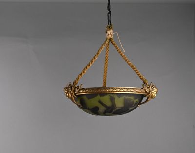 un bol suspendu au plafond par une corde