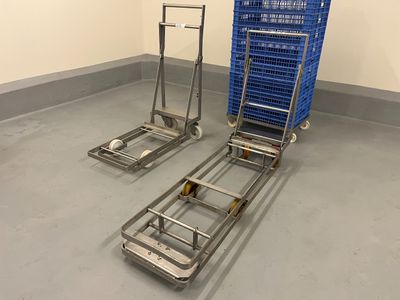 deux caddies qui se trouvent dans une pièce
