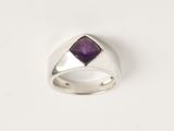 Gros plan sur une bague contenant une pierre violette