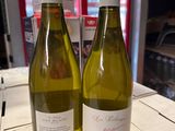 deux bouteilles de vin blanc posées sur une table
