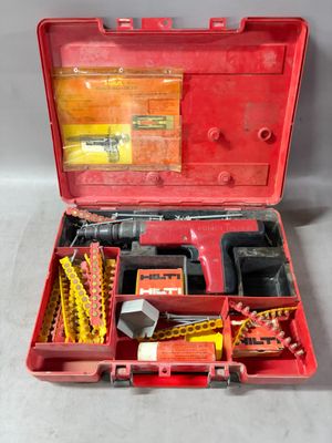 une boîte à outils rouge avec des outils sur une table