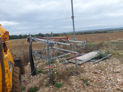 un tracteur qui est à l'arrêt dans la boue
