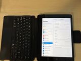 un ordinateur portable et une tablette posés l'un à côté de l'autre sur un bureau