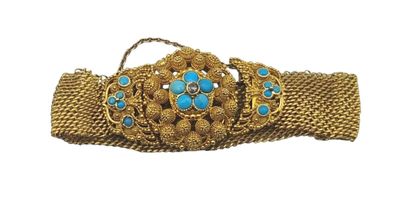 un gros plan d'une ceinture dorée ornée de pierres bleues