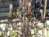 un lustre suspendu au plafond d'un immeuble