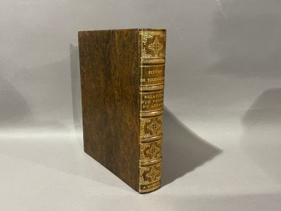 un vieux livre posé sur une surface blanche