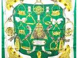 une écharpe verte et blanche ornée d'un motif doré et argenté