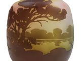 un vase sur lequel figure l'image d'un arbre