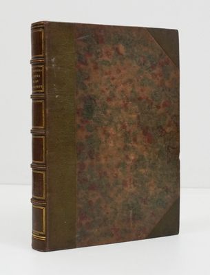 un livre brun posé sur une table blanche