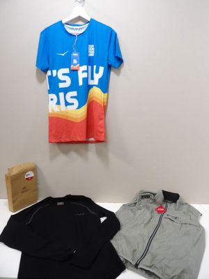 deux chemises et une veste accrochées au mur
