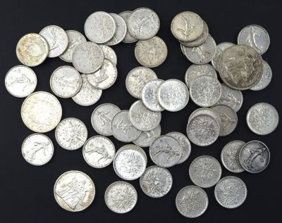 une pile de pièces d'argent sur une surface noire