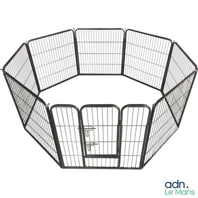 un enclos pour chien en métal noir muni d'une porte, dont la porte est ouverte