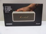 La boîte contenant l'enceinte sans fil Marshall est ouverte et prête à l'emploi.