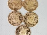 quatre types de pièces différents sur une surface blanche