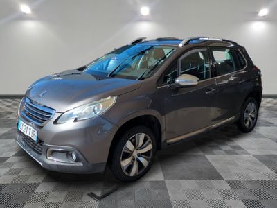 une voiture grise est garée sur le sol à carreaux d'un garage