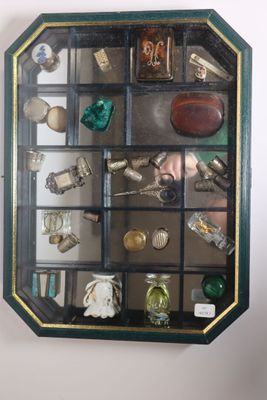 une vitrine contenant de nombreux objets en verre