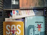 beaucoup de livres sur l'étagère de la pièce
