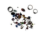 une pile de bijoux assortis sur une surface blanche