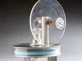 une horloge posée sur une table