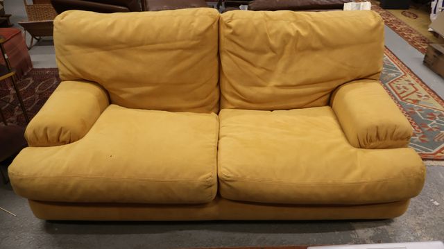 ROCHE BOBOIS : canapé 2 places en suédine jaune