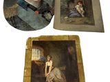 deux tableaux représentant un homme et une femme assis sur un canapé