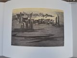 une photo d'un livre sur laquelle figure une image d'une ville