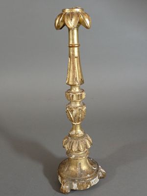 Pique-cierge en bois sculpté stuqué doré.