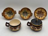trois bols et une tasse posés sur une table