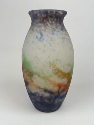 un vase posé sur une surface blanche