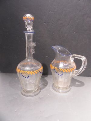 deux vases en verre posés l'un à côté de l'autre sur une table