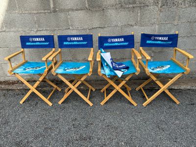 trois chaises recouvertes d'une housse bleue et blanche, placées devant un mur de briques