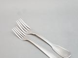 une fourchette et une cuillère posées sur une table
